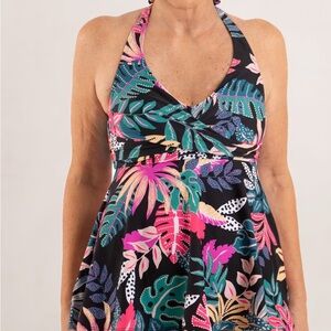 06SE.- Shapermint Essentials Twist-Front V-Neck Halter Tankini.